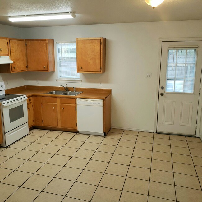 UNIT C, Kitchen - 605 College St