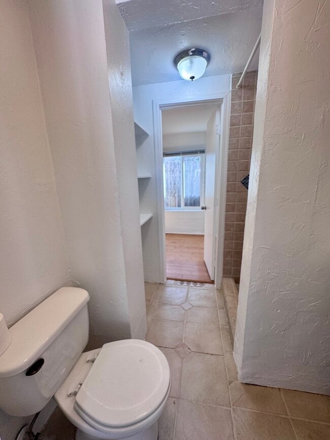 Building Photo - FOR RENT