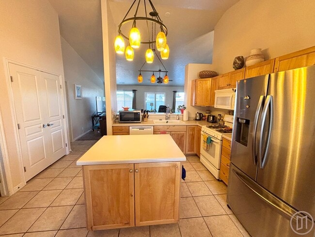Building Photo - Snow Canyon Home!