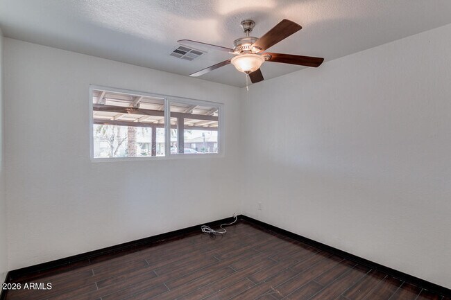 Building Photo - 1320 W 6th St