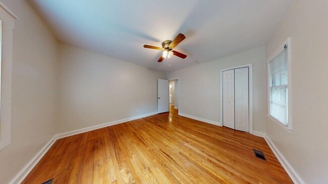 Building Photo - Super Cute Cottage 1 mile from Toomers Corner