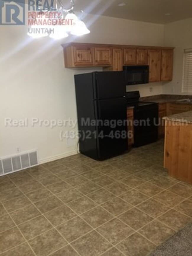 Building Photo - 3 Bed 2.5 Bath Townhome in Split Mountain.