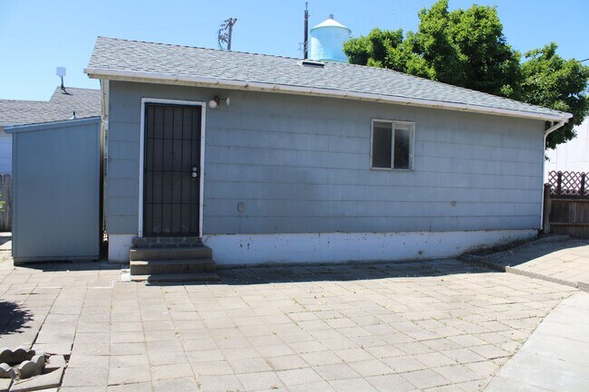 Building Photo - Three Bedroom, One Bathroom Single Family Home in Isleton.