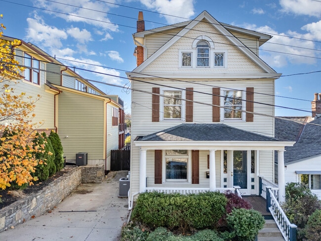 Building Photo - 1030 Vine St