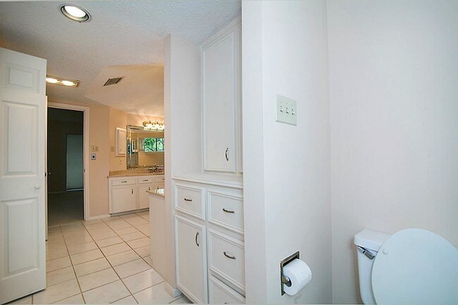Building Photo - 201 Vanderpool Ln