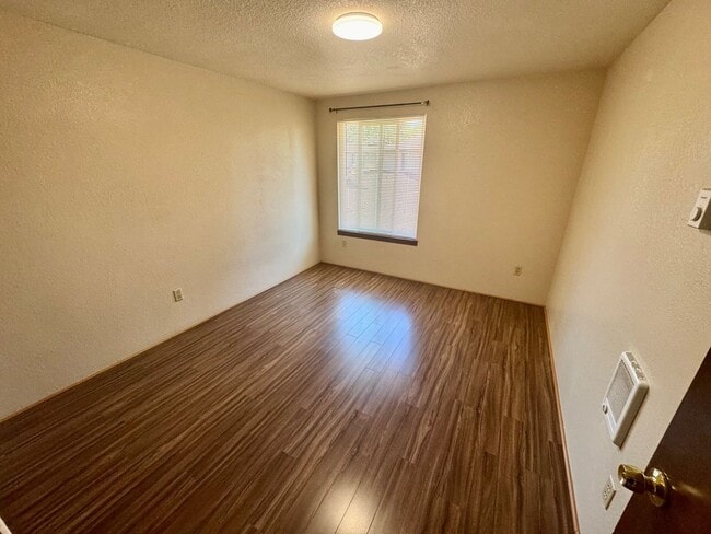 Building Photo - Duplex In South Corvallis Cul-De-Sac