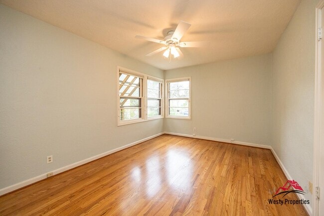 Building Photo - 3205 NE Davis St