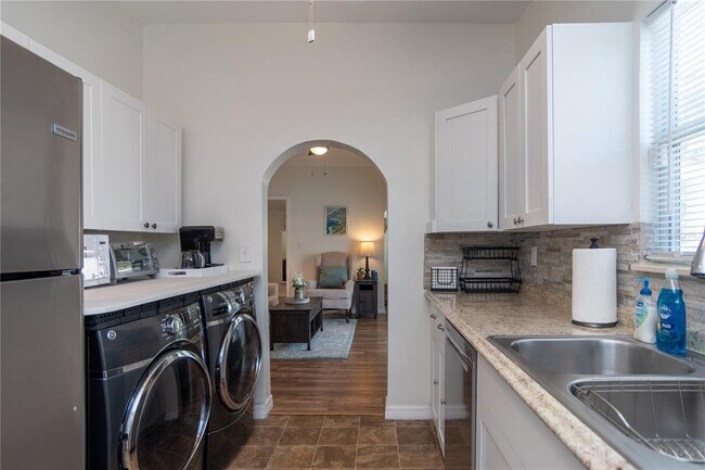 Building Photo - 327 25th St S