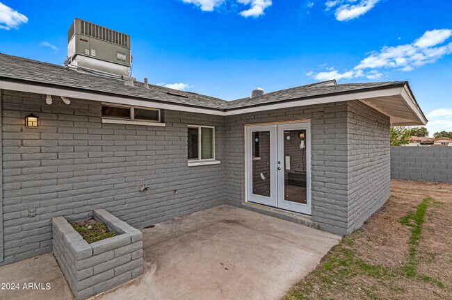 Building Photo - 4812 W Greenway Rd