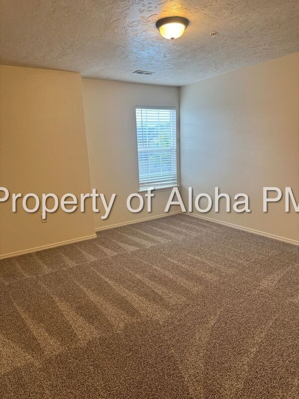 Building Photo - 1065 W Pine Ave