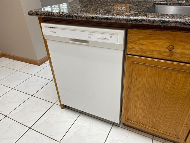 Building Photo - Spacious 4 Bedroom Townhouse Style Condo i...