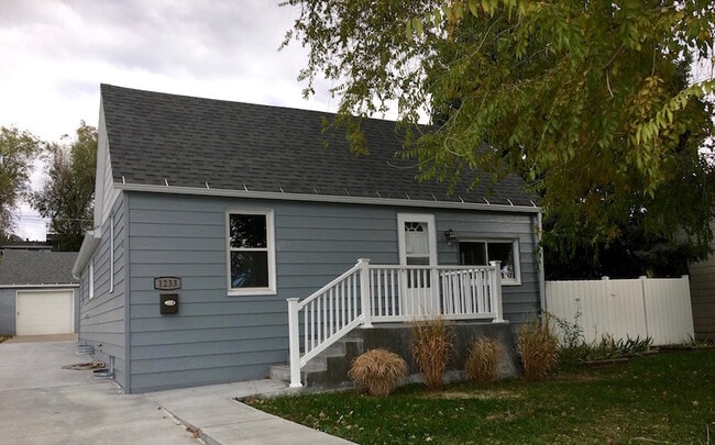 Building Photo - 4 bedroom, 2 bath Home