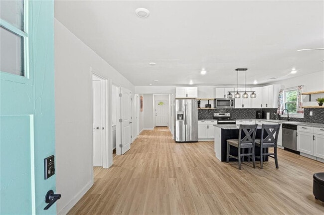 Building Photo - Room in House on Peeples St SW