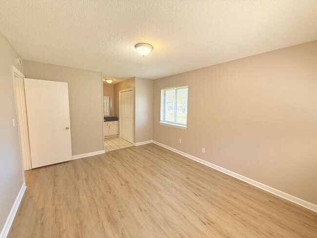 Building Photo - 4751 Tessie Ln