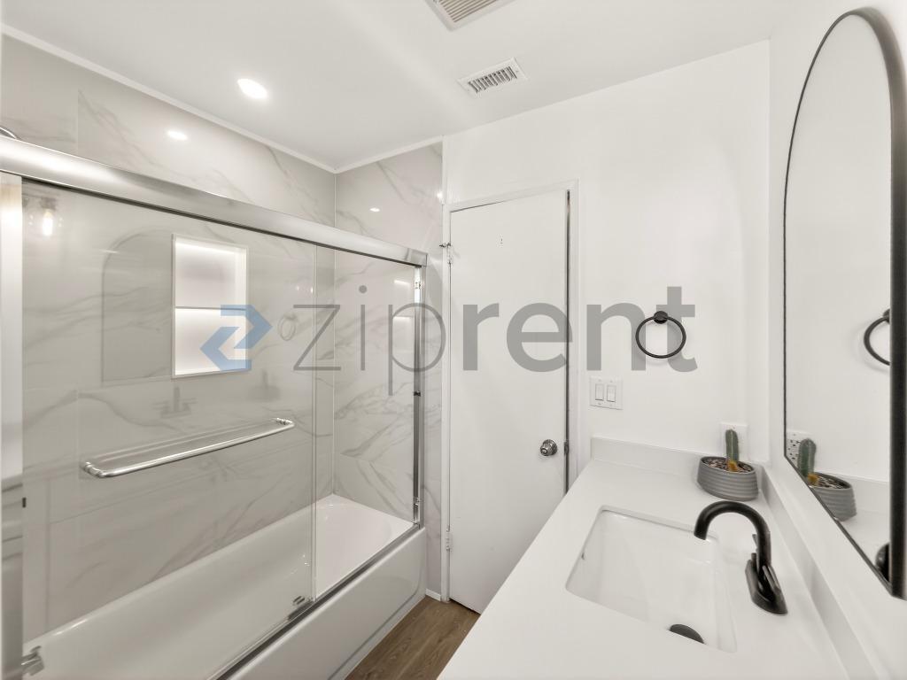 Building Photo - 13626 Cerise Ave