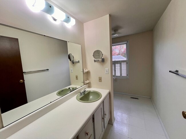 Building Photo - Beautiful Home - 3 Bedroom 2.5 Bathroom - ...