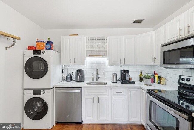 Building Photo - 955 26th St NW