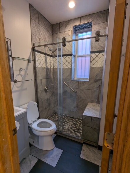 Full Bathroom - 3212 W Warren Blvd
