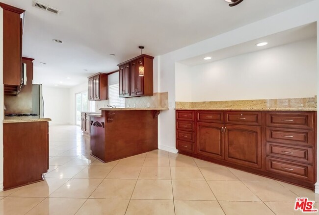 Building Photo - 687 Mt Carmel Dr