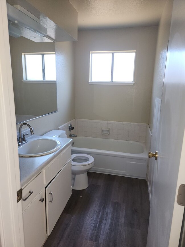 Building Photo - 3 Bedroom 2 Bathroom with Garage and Washe...