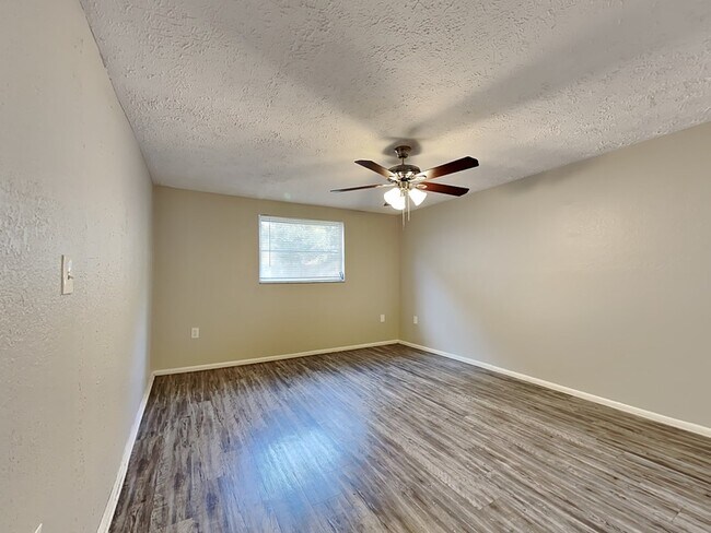Building Photo - 7431 San Moritz Dr