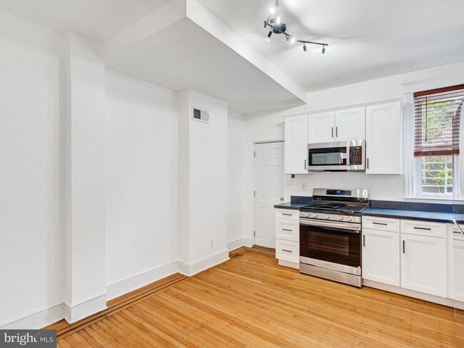 Building Photo - 1741 Sepviva St