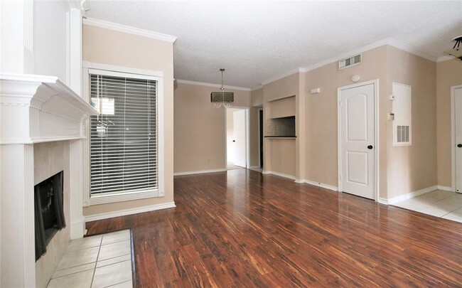 Building Photo - 2025 Augusta Dr