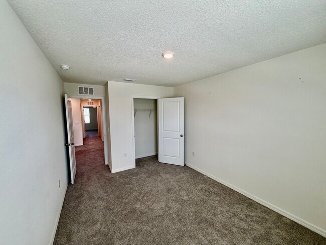 Building Photo - Beautiful Home in Newberry, FL – Spacious, Modern, and Peaceful Living