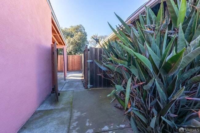 Building Photo - 1942 Peggy Dr