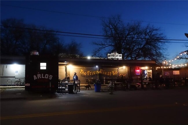 Building Photo - 2413 E 9th St