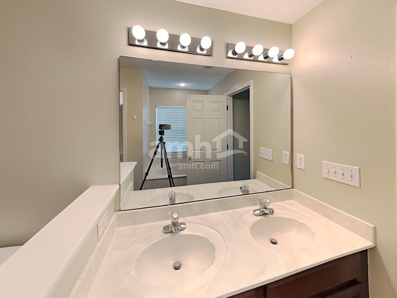 Building Photo - 612 Birchbark Trl