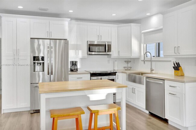 Building Photo - 320 Hendricks Isle