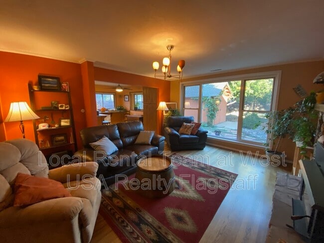 Building Photo - 1620 N Sunset Dr
