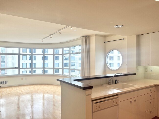 Building Photo - Excellent South Beach Location-1 Bed/1 Bath in Amenity Building with W/D & Garage Parking!