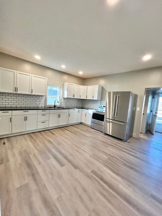 Building Photo - Two Bed, One Bath House