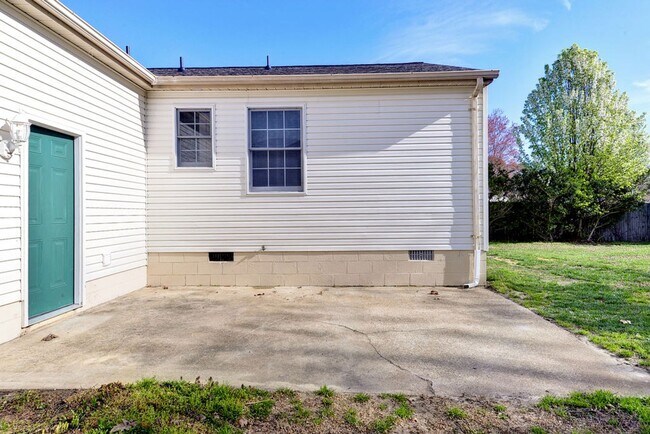 Building Photo - 910 Charlotte Dr