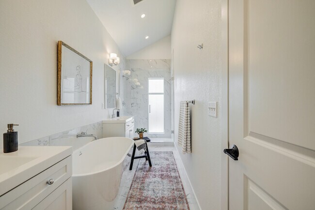 Master bath - 3420 S Grant St
