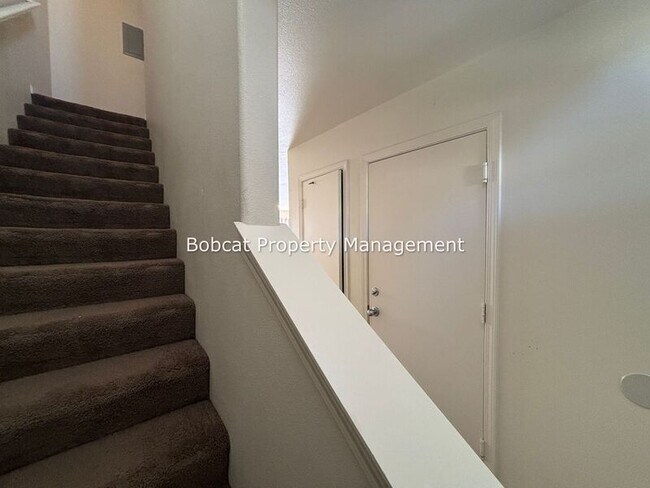 Building Photo - 217 Meadowood Ct