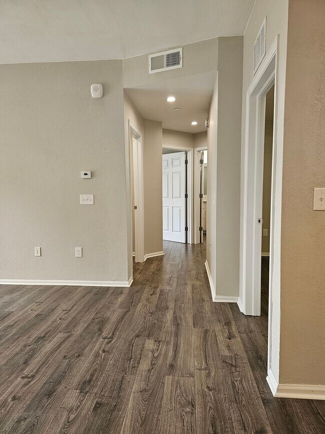 Building Photo - Beautifully Updated Two Bedroom Condo. Second Bedroom can be used as an Office/Flex Space.