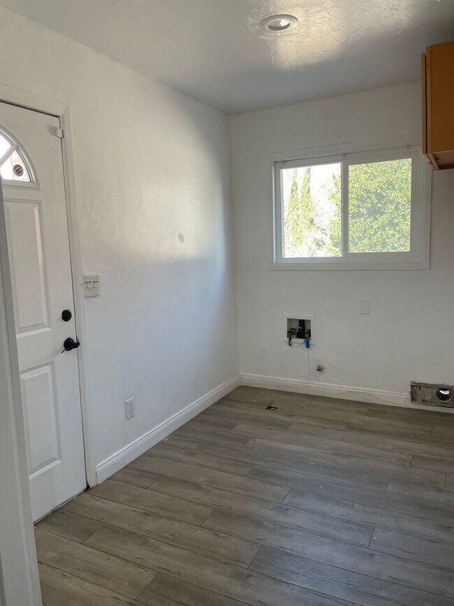 Building Photo - Minutes from Lake Arrowhead!