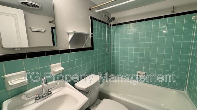 Building Photo - 211 9th St
