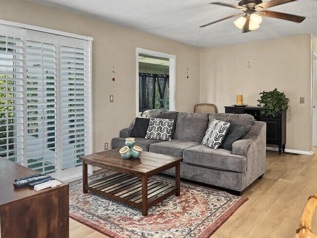 Building Photo - 39705 Manzanita Dr