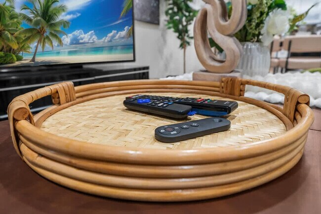 Building Photo - 606 S Sunshine Ave