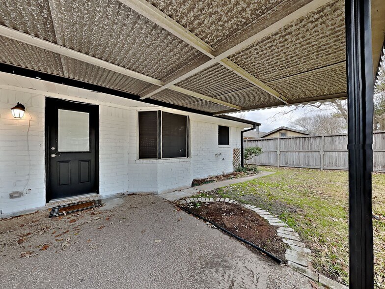 Building Photo - 2905 Shady Creek Dr