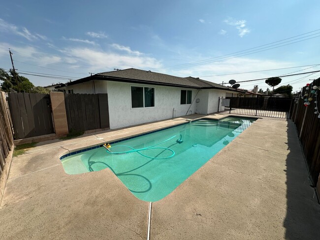 Building Photo - Beautiful Home with pool for Rent