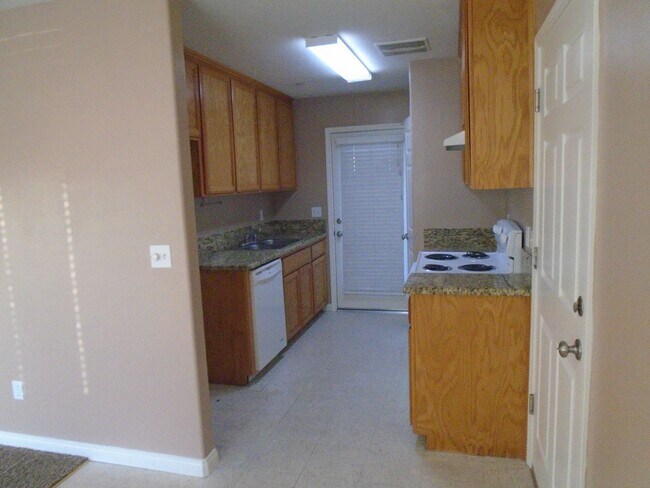 Building Photo - NOR - Away from the hustle and bustle but not far from Freeway 99.