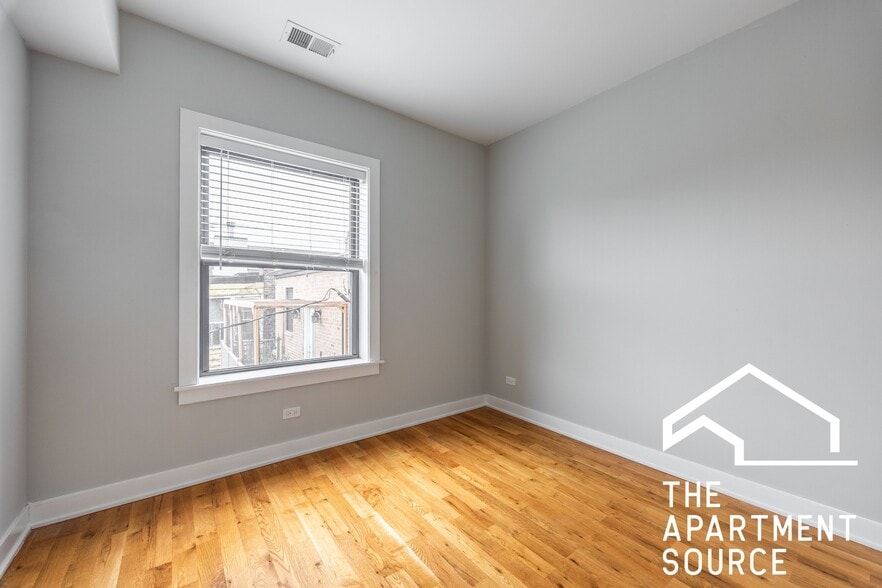 Building Photo - 2207 W Eastwood Ave