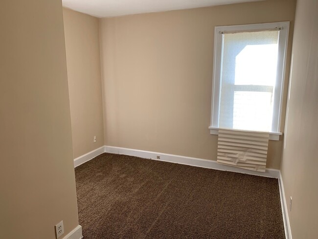 Building Photo - 3 Bed 1.5 Bath Colonial