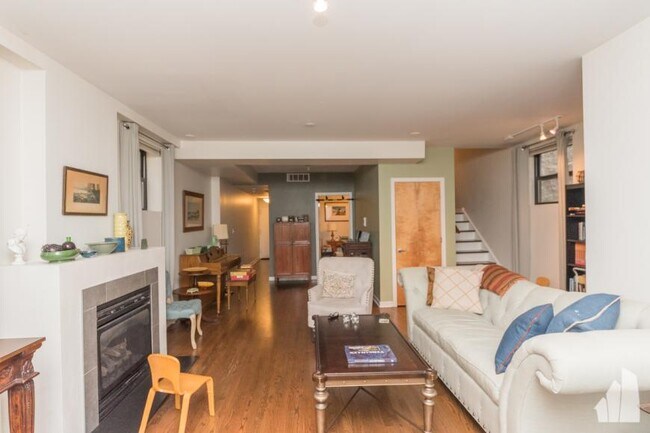 Building Photo - 3 bedroom in Chicago IL 60622
