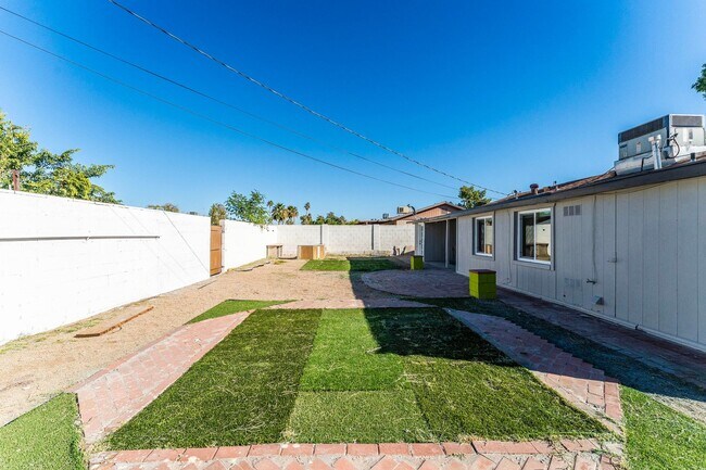 Building Photo - 2614 W Greenway Rd